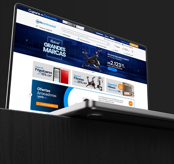 Notebook com o site da Webcontinental em tela